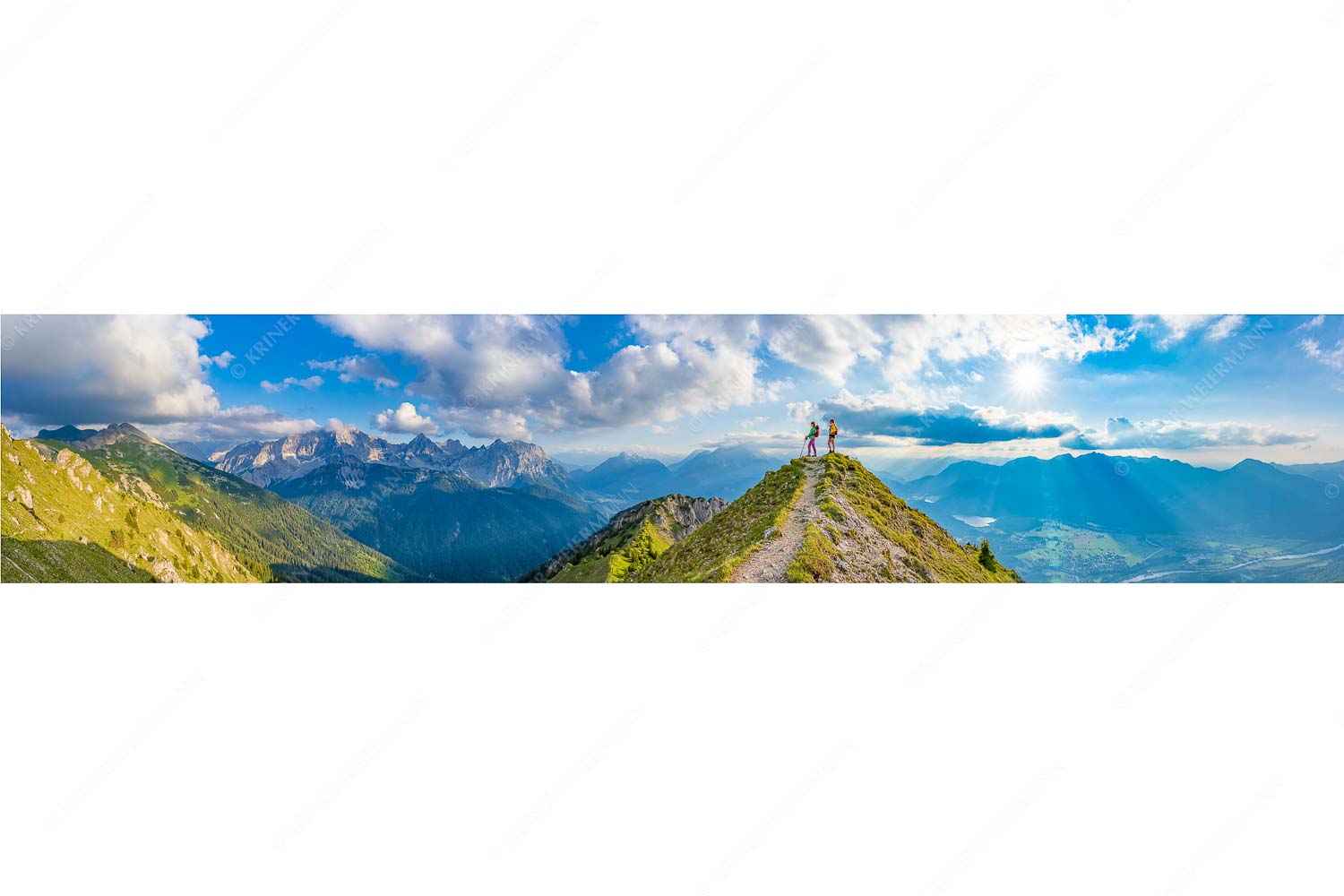 Weg ins Glück – Seitenverhältnis 5:1 — Bergsteiger am Seinskopf im Soierngebirge Blick über Seinskopf und Oberes Isartal in den Sonnenuntergang und ins Karwendel