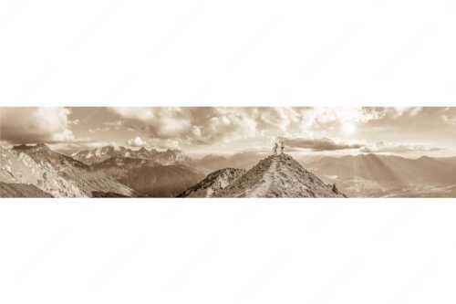 Blick über Seinskopf und Oberes Isartal in den Sonnenuntergang und ins Karwendel - Weg ins Glück - Seitenverhältnis 5:1 - Bergsteiger am Seinskopf im Soierngebirge - weitere Infos unter https://www.kriner-weiermann.de