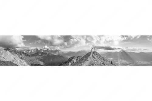 Blick über Seinskopf und Oberes Isartal in den Sonnenuntergang und ins Karwendel - Weg ins Glück - Seitenverhältnis 5:1 - Bergsteiger am Seinskopf im Soierngebirge - weitere Infos unter https://www.kriner-weiermann.de