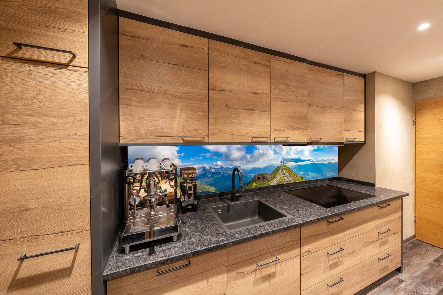 Weg ins Glück – Größe ca. 270x54cm, Seitenverhältnis 5:1 — Bergsteiger am Seinskopf im Soierngebirge Blick über Seinskopf und Oberes Isartal in den Sonnenuntergang und ins Karwendel - Weg ins Glück - Größe ca. 270x54cm, Seitenverhältnis 5:1 - Bergsteiger am Seinskopf im Soierngebirge - weitere Infos unter https://www.kriner-weiermann.de