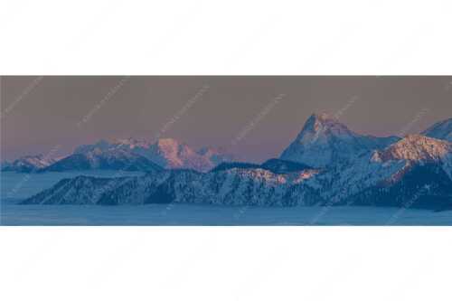 Blick vom Simetsberg über Karwendelvorberge zum Guffert und Wilden Kaiser - Weit nach Osten - Seitenverhältnis 3:1 - Guffert und Wilder Kaiser - weitere Infos unter https://www.kriner-weiermann.de
