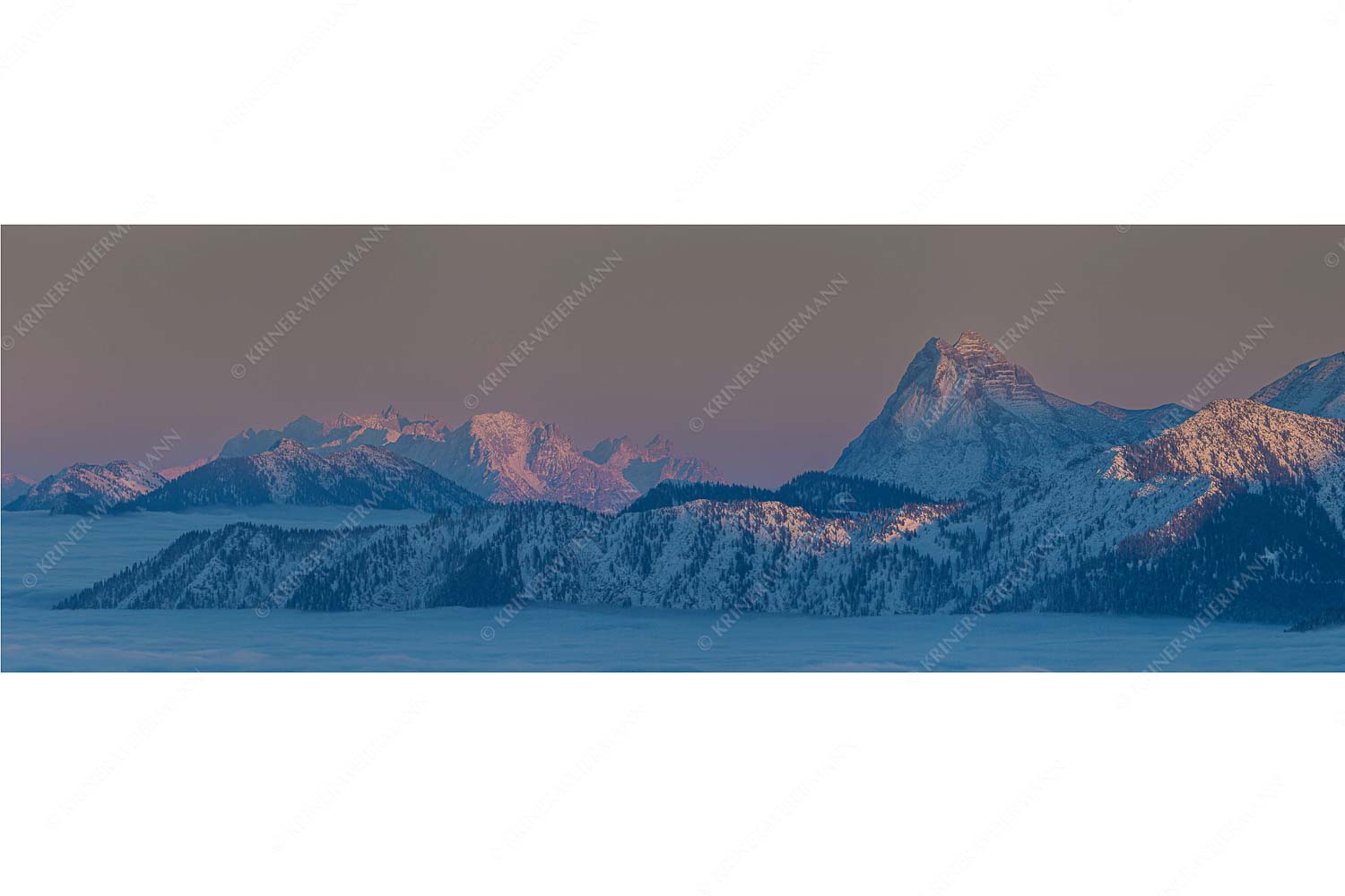 Weit nach Osten – Seitenverhältnis 3:1 — Guffert und Wilder Kaiser Blick vom Simetsberg über Karwendelvorberge zum Guffert und Wilden Kaiser