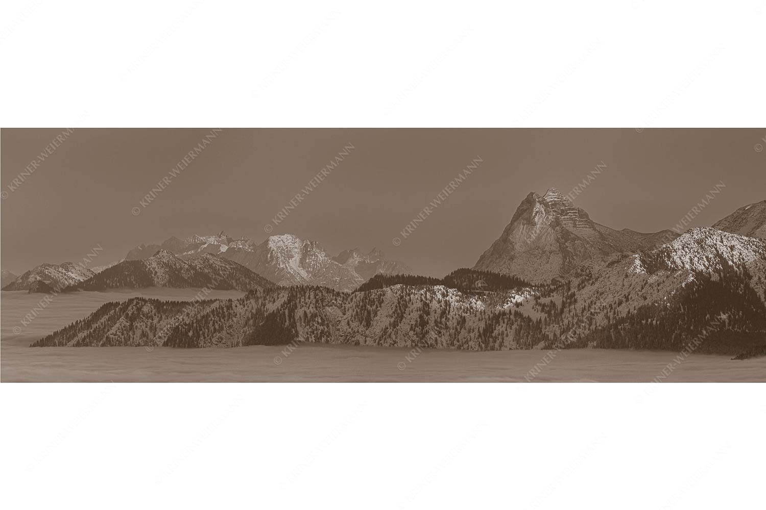 Weit nach Osten – Seitenverhältnis 3:1 — Guffert und Wilder Kaiser Blick vom Simetsberg über Karwendelvorberge zum Guffert und Wilden Kaiser