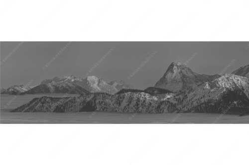 Blick vom Simetsberg über Karwendelvorberge zum Guffert und Wilden Kaiser - Weit nach Osten - Seitenverhältnis 3:1 - Guffert und Wilder Kaiser - weitere Infos unter https://www.kriner-weiermann.de
