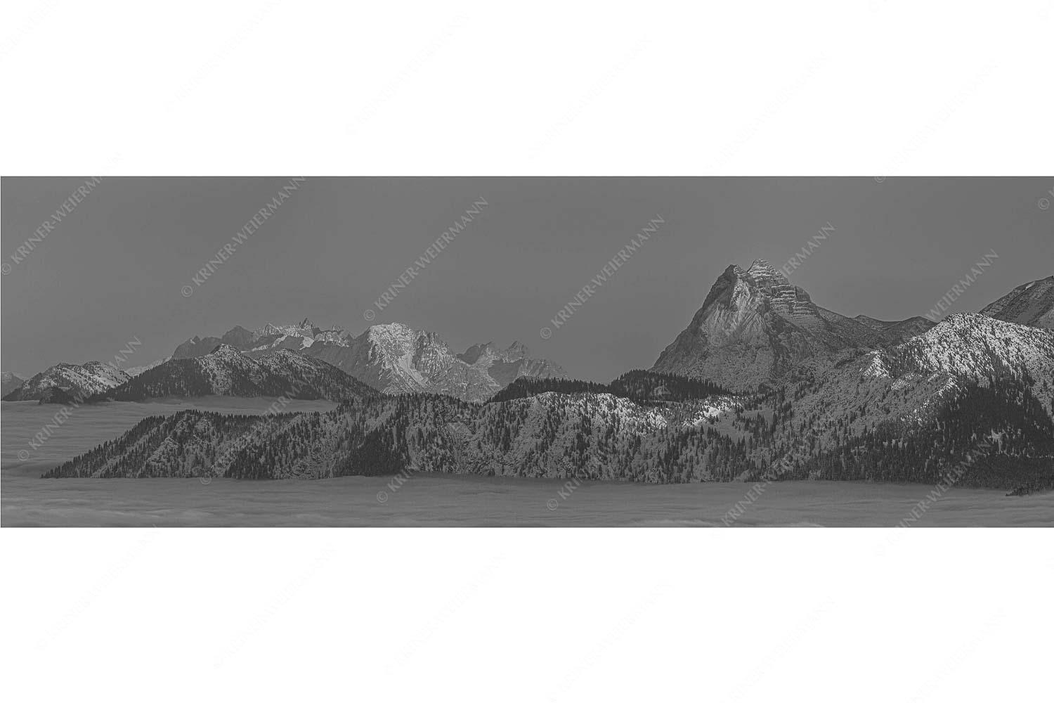 Weit nach Osten – Seitenverhältnis 3:1 — Guffert und Wilder Kaiser Blick vom Simetsberg über Karwendelvorberge zum Guffert und Wilden Kaiser