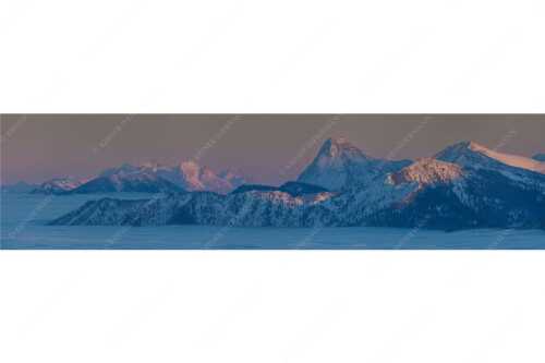 Blick vom Simetsberg über Karwendelvorberge zum Guffert und Wilden Kaiser - Weit nach Osten - Seitenverhältnis 4:1 - Guffert und Wilder Kaiser - weitere Infos unter https://www.kriner-weiermann.de