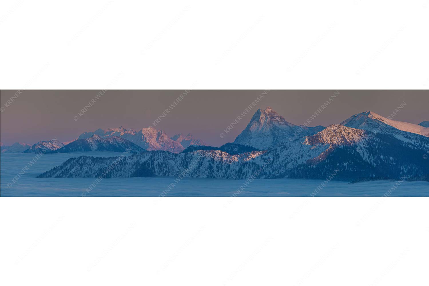 Weit nach Osten – Seitenverhältnis 4:1 — Guffert und Wilder Kaiser Blick vom Simetsberg über Karwendelvorberge zum Guffert und Wilden Kaiser