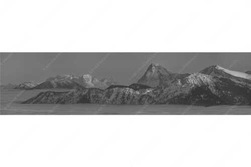 Blick vom Simetsberg über Karwendelvorberge zum Guffert und Wilden Kaiser - Weit nach Osten - Seitenverhältnis 4:1 - Guffert und Wilder Kaiser - weitere Infos unter https://www.kriner-weiermann.de