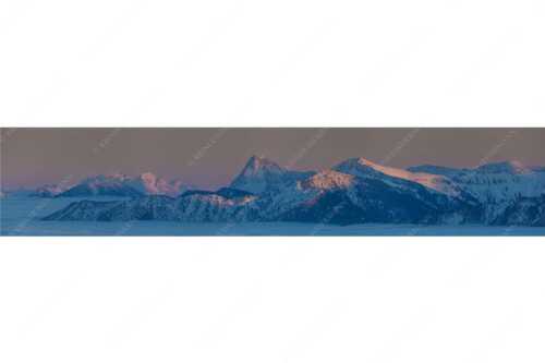 Blick vom Simetsberg über Karwendelvorberge zum Guffert und Wilden Kaiser - Weit nach Osten - Seitenverhältnis 5:1 - Guffert und Wilder Kaiser - weitere Infos unter https://www.kriner-weiermann.de