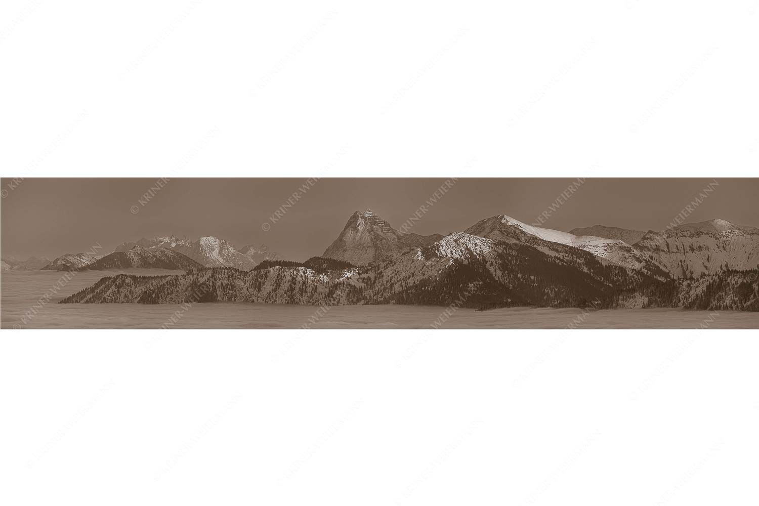 Weit nach Osten – Seitenverhältnis 5:1 — Guffert und Wilder Kaiser Blick vom Simetsberg über Karwendelvorberge zum Guffert und Wilden Kaiser
