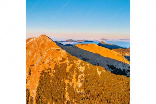 Blick über Krottenköpfe Simetsberg zur Benediktenwand und zum Sonnenuntergang an der Zugspitze - Weit übern Nebel - Seitenverhältnis 1:1 - Estergebirge Panorama mit Wetterstein - weitere Infos unter https://www.kriner-weiermann.de