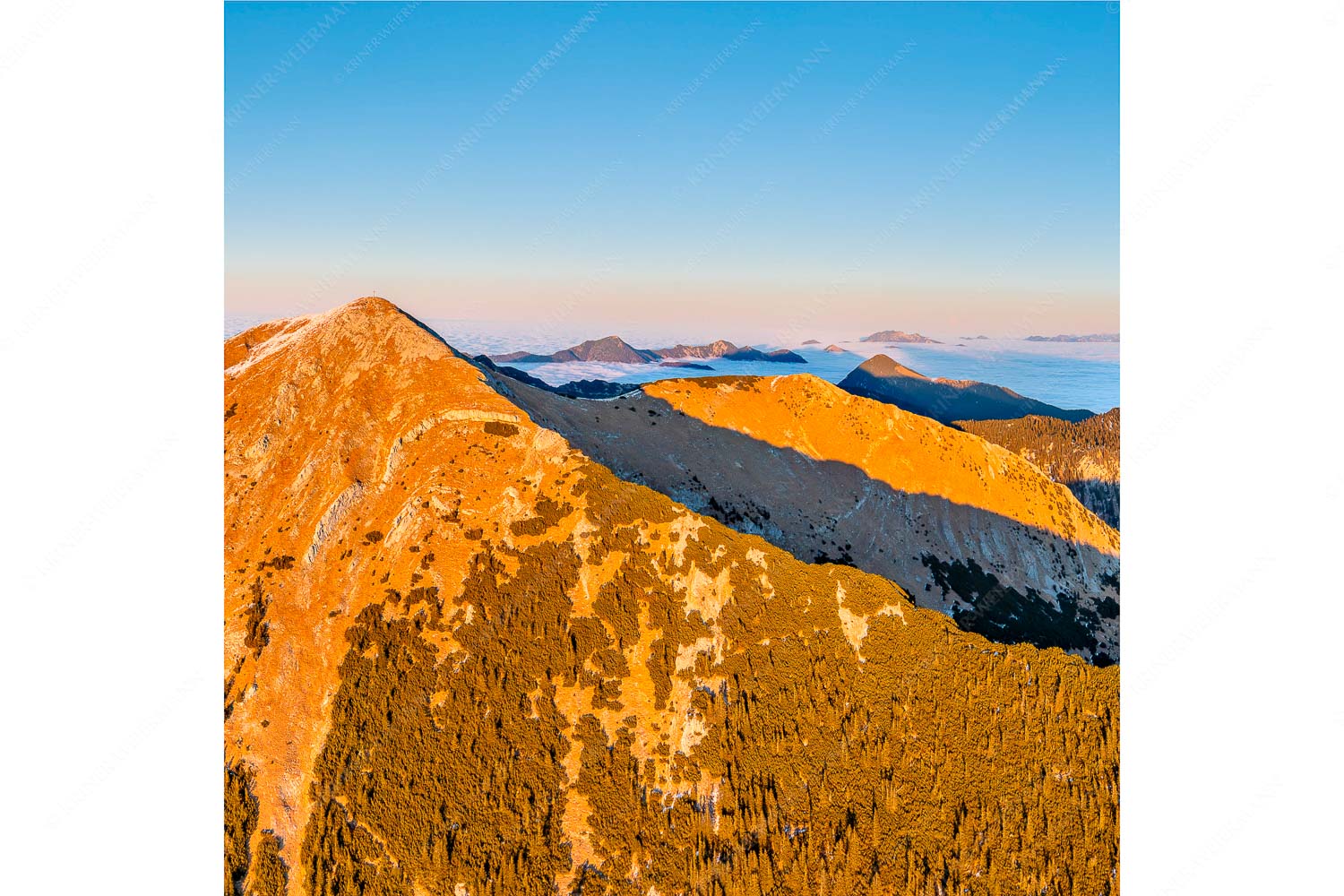 Weit übern Nebel – Seitenverhältnis 1:1 — Estergebirge Panorama mit Wetterstein Blick über Krottenköpfe Simetsberg zur Benediktenwand und zum Sonnenuntergang an der Zugspitze