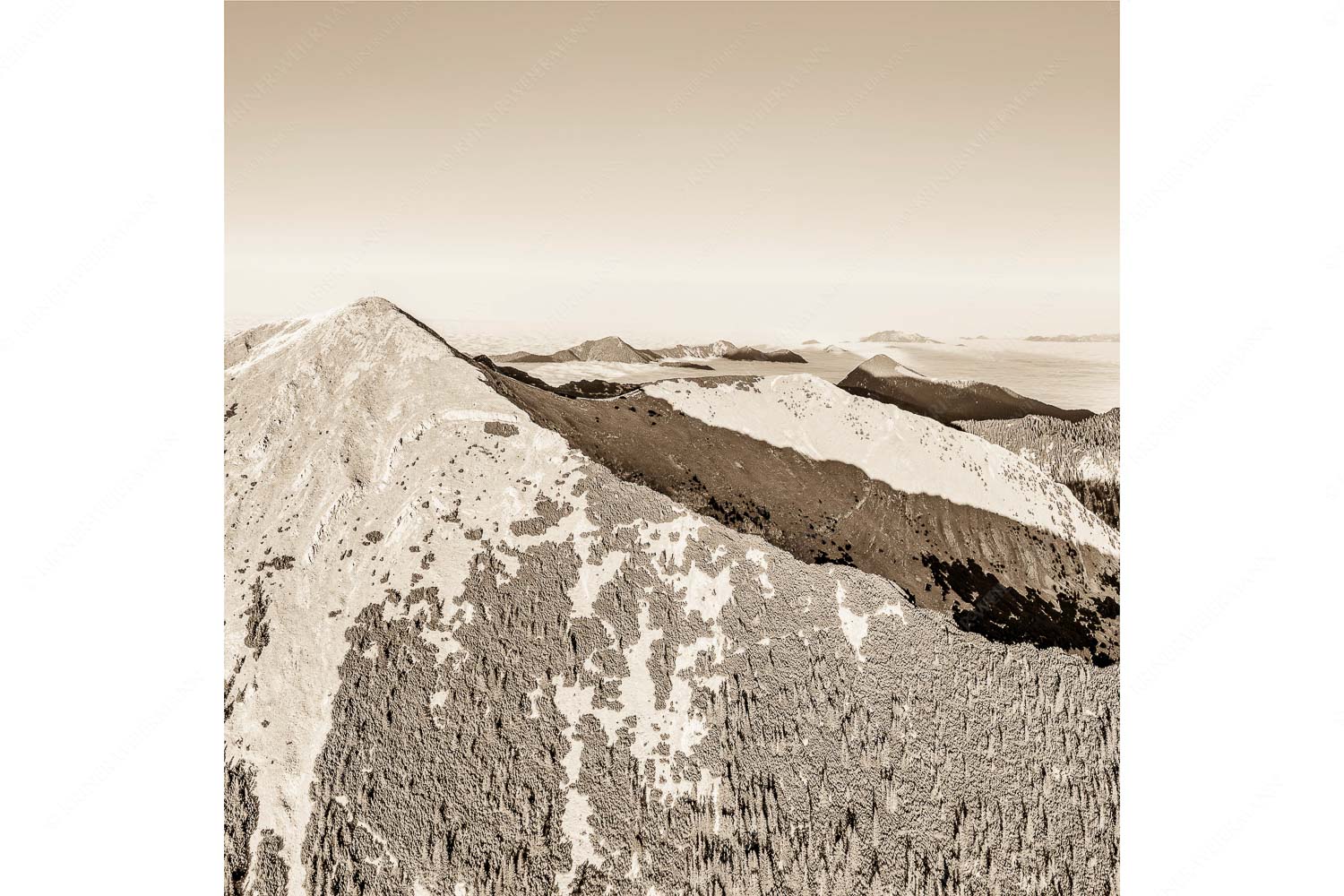 Weit übern Nebel – Seitenverhältnis 1:1 — Estergebirge Panorama mit Wetterstein Blick über Krottenköpfe Simetsberg zur Benediktenwand und zum Sonnenuntergang an der Zugspitze