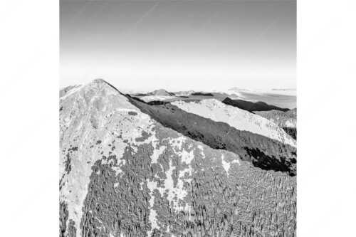 Blick über Krottenköpfe Simetsberg zur Benediktenwand und zum Sonnenuntergang an der Zugspitze - Weit übern Nebel - Seitenverhältnis 1:1 - Estergebirge Panorama mit Wetterstein - weitere Infos unter https://www.kriner-weiermann.de