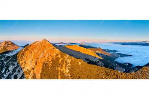 Blick über Krottenköpfe Simetsberg zur Benediktenwand und zum Sonnenuntergang an der Zugspitze - Weit übern Nebel - Seitenverhältnis 2,5:1 - Estergebirge Panorama mit Wetterstein - weitere Infos unter https://www.kriner-weiermann.de