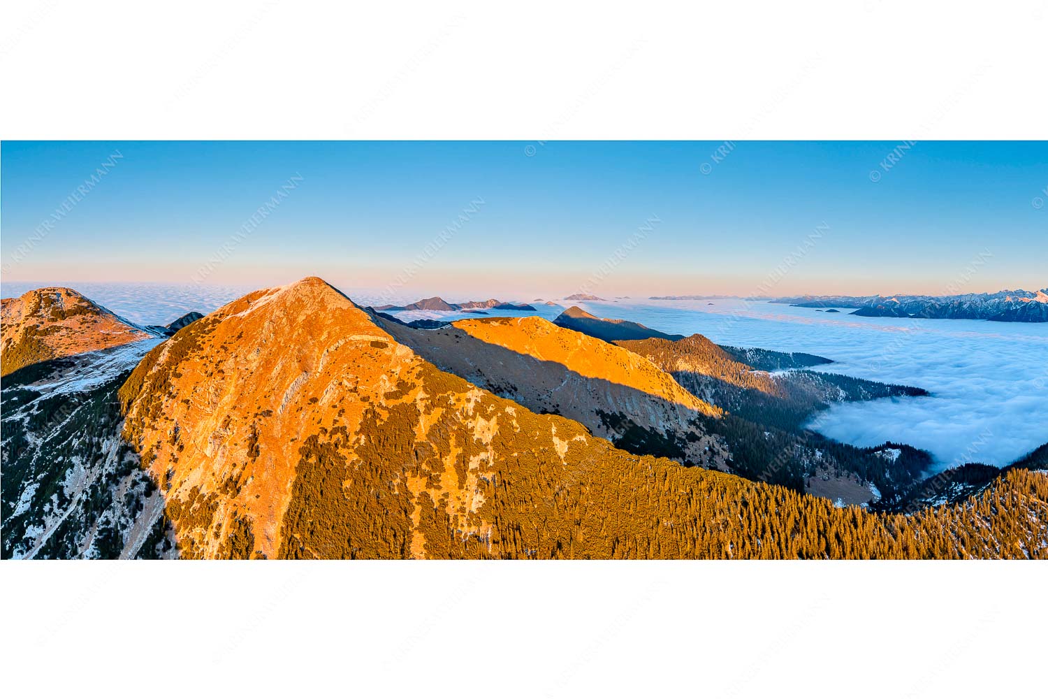 Weit übern Nebel – Seitenverhältnis 2,5:1 — Estergebirge Panorama mit Wetterstein Blick über Krottenköpfe Simetsberg zur Benediktenwand und zum Sonnenuntergang an der Zugspitze