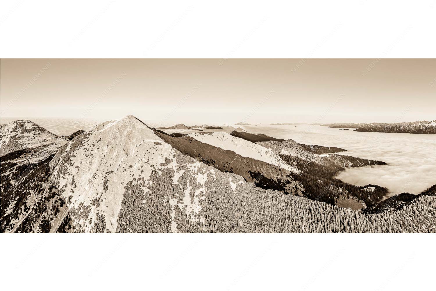 Weit übern Nebel – Seitenverhältnis 2,5:1 — Estergebirge Panorama mit Wetterstein Blick über Krottenköpfe Simetsberg zur Benediktenwand und zum Sonnenuntergang an der Zugspitze