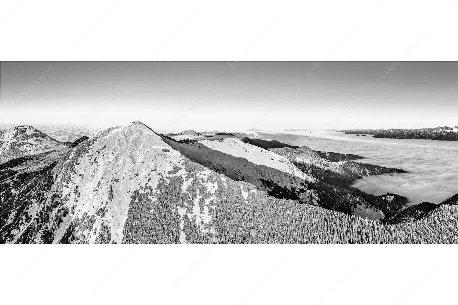 Weit übern Nebel – Seitenverhältnis 2,5:1 — Estergebirge Panorama mit Wetterstein Blick über Krottenköpfe Simetsberg zur Benediktenwand und zum Sonnenuntergang an der Zugspitze