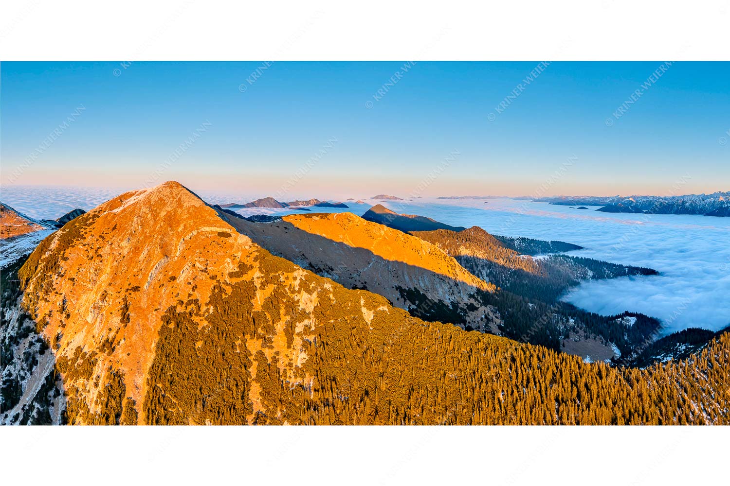 Weit übern Nebel – Seitenverhältnis 2:1 — Estergebirge Panorama mit Wetterstein Blick über Krottenköpfe Simetsberg zur Benediktenwand und zum Sonnenuntergang an der Zugspitze