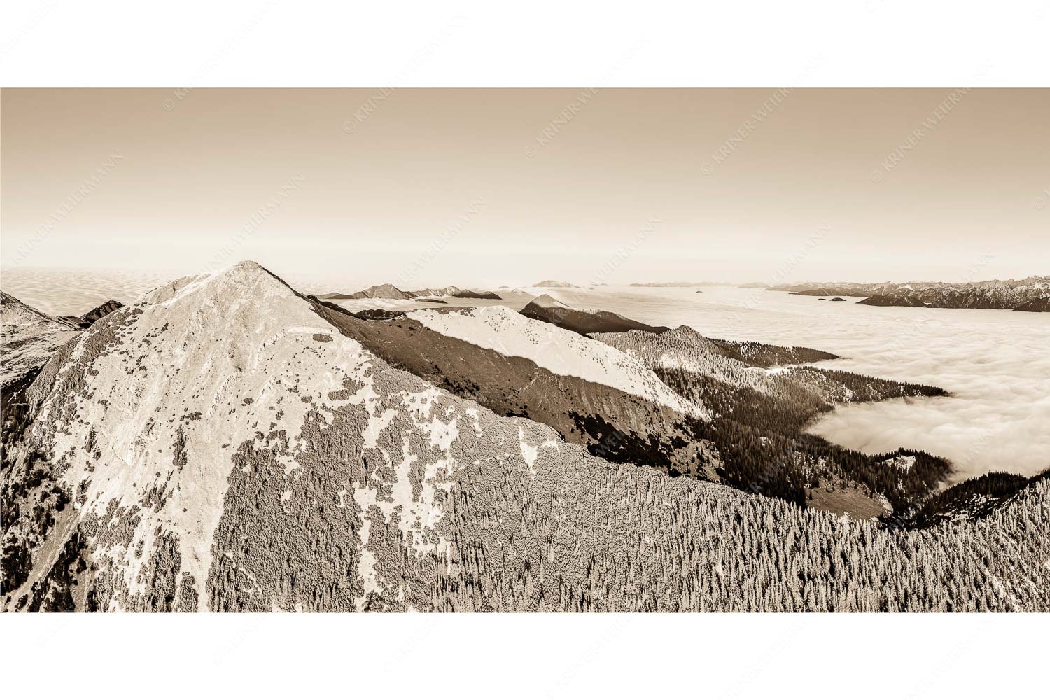 Weit übern Nebel – Seitenverhältnis 2:1 — Estergebirge Panorama mit Wetterstein Blick über Krottenköpfe Simetsberg zur Benediktenwand und zum Sonnenuntergang an der Zugspitze
