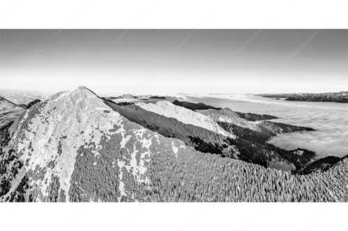 Blick über Krottenköpfe Simetsberg zur Benediktenwand und zum Sonnenuntergang an der Zugspitze - Weit übern Nebel - Seitenverhältnis 2:1 - Estergebirge Panorama mit Wetterstein - weitere Infos unter https://www.kriner-weiermann.de