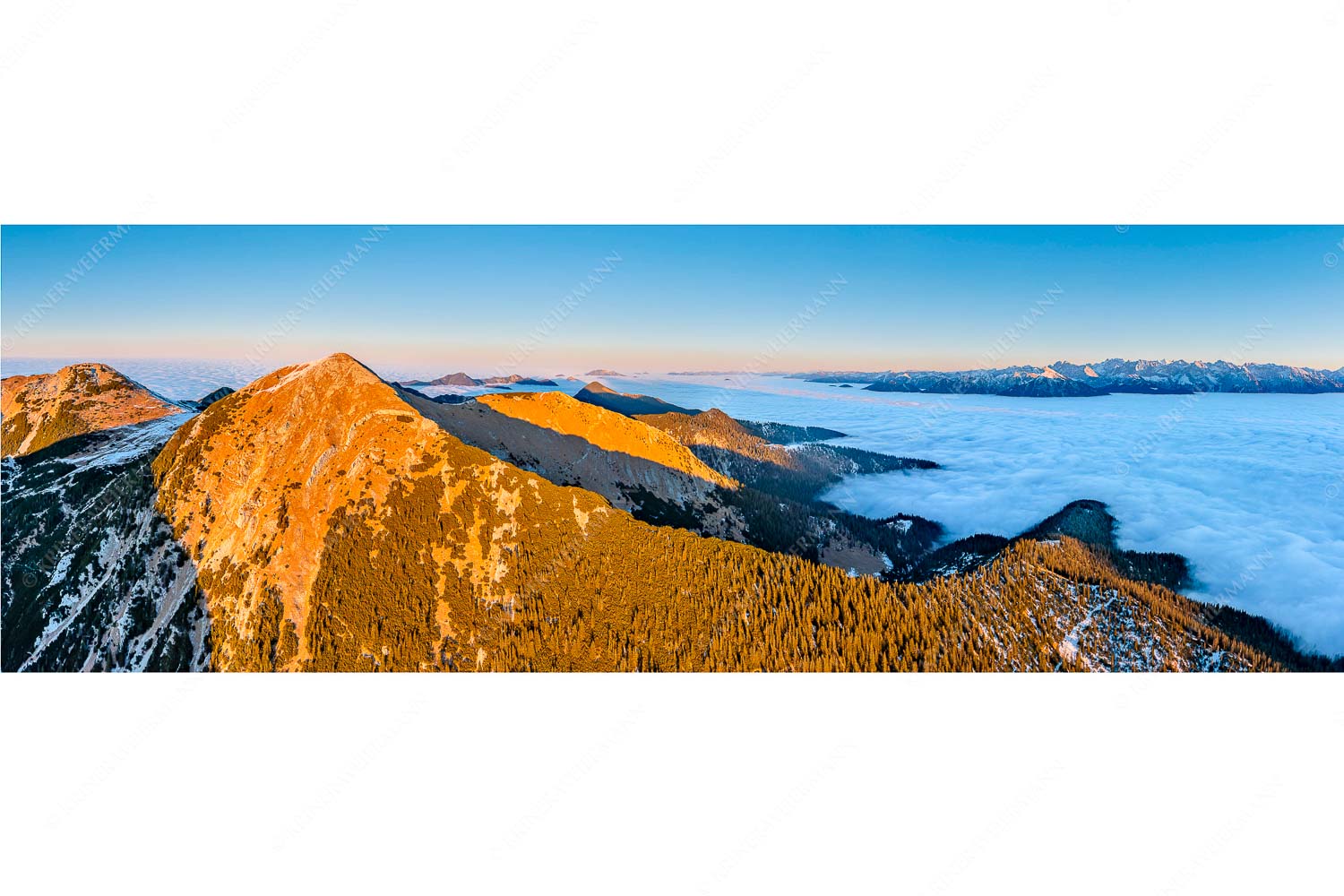 Weit übern Nebel – Seitenverhältnis 3:1 — Estergebirge Panorama mit Wetterstein Blick über Krottenköpfe Simetsberg zur Benediktenwand und zum Sonnenuntergang an der Zugspitze