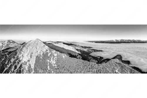 Blick über Krottenköpfe Simetsberg zur Benediktenwand und zum Sonnenuntergang an der Zugspitze - Weit übern Nebel - Seitenverhältnis 3:1 - Estergebirge Panorama mit Wetterstein - weitere Infos unter https://www.kriner-weiermann.de