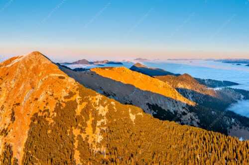 Blick über Krottenköpfe Simetsberg zur Benediktenwand und zum Sonnenuntergang an der Zugspitze - Weit übern Nebel - Seitenverhältnis 3:2 - Estergebirge Panorama mit Wetterstein - weitere Infos unter https://www.kriner-weiermann.de
