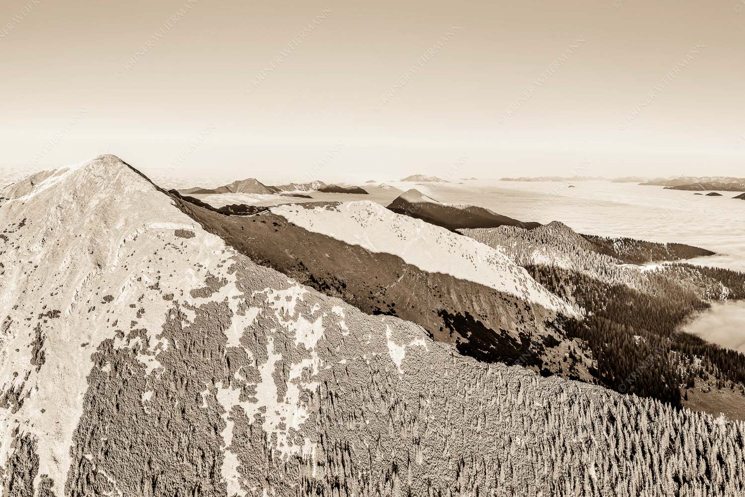Weit übern Nebel – Seitenverhältnis 3:2 — Estergebirge Panorama mit Wetterstein Blick über Krottenköpfe Simetsberg zur Benediktenwand und zum Sonnenuntergang an der Zugspitze