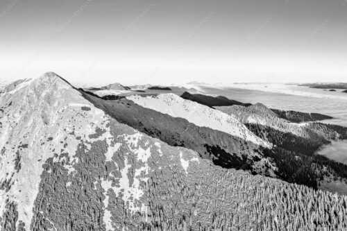 Blick über Krottenköpfe Simetsberg zur Benediktenwand und zum Sonnenuntergang an der Zugspitze - Weit übern Nebel - Seitenverhältnis 3:2 - Estergebirge Panorama mit Wetterstein - weitere Infos unter https://www.kriner-weiermann.de