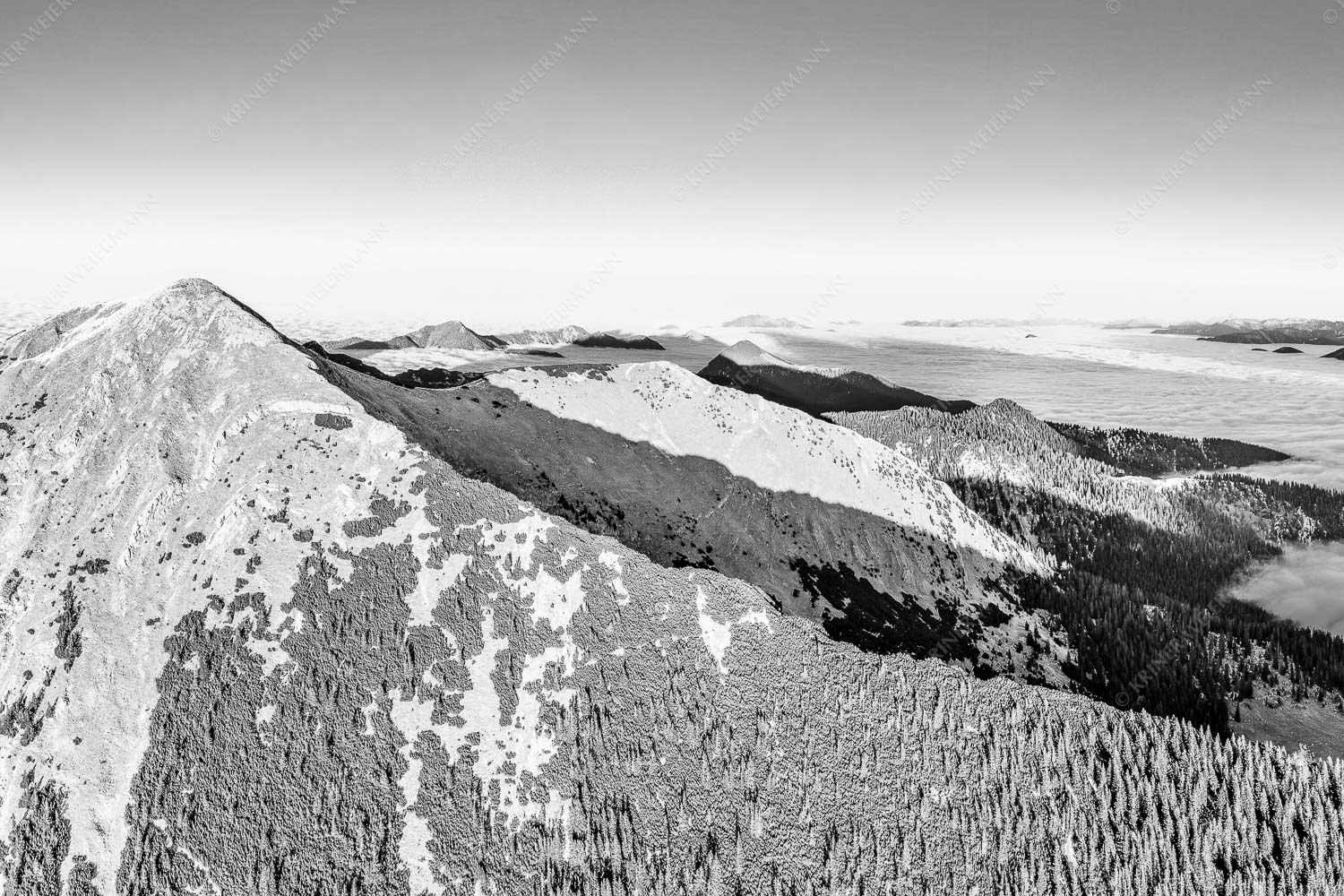 Weit übern Nebel – Seitenverhältnis 3:2 — Estergebirge Panorama mit Wetterstein Blick über Krottenköpfe Simetsberg zur Benediktenwand und zum Sonnenuntergang an der Zugspitze
