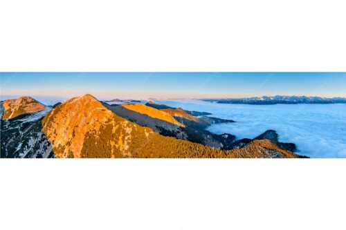 Blick über Krottenköpfe Simetsberg zur Benediktenwand und zum Sonnenuntergang an der Zugspitze - Weit übern Nebel - Seitenverhältnis 4:1 - Estergebirge Panorama mit Wetterstein - weitere Infos unter https://www.kriner-weiermann.de