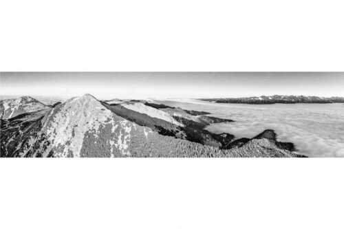 Blick über Krottenköpfe Simetsberg zur Benediktenwand und zum Sonnenuntergang an der Zugspitze - Weit übern Nebel - Seitenverhältnis 4:1 - Estergebirge Panorama mit Wetterstein - weitere Infos unter https://www.kriner-weiermann.de