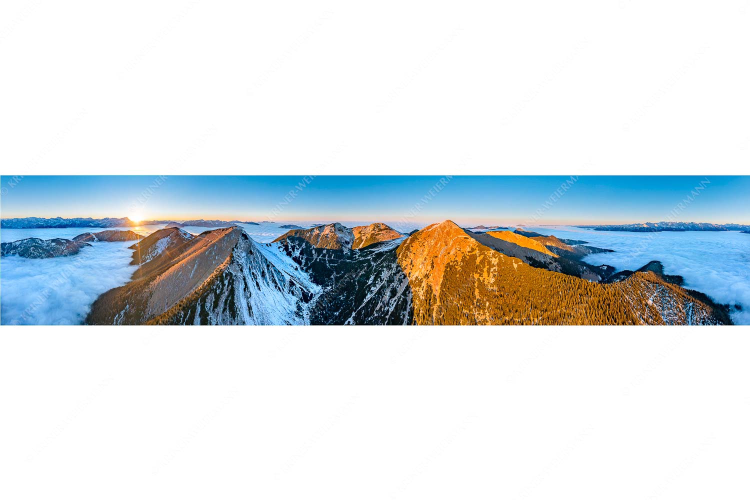 Weit übern Nebel – Seitenverhältnis 5:1 — Estergebirge Panorama mit Wetterstein Blick über Krottenköpfe Simetsberg zur Benediktenwand und zum Sonnenuntergang an der Zugspitze
