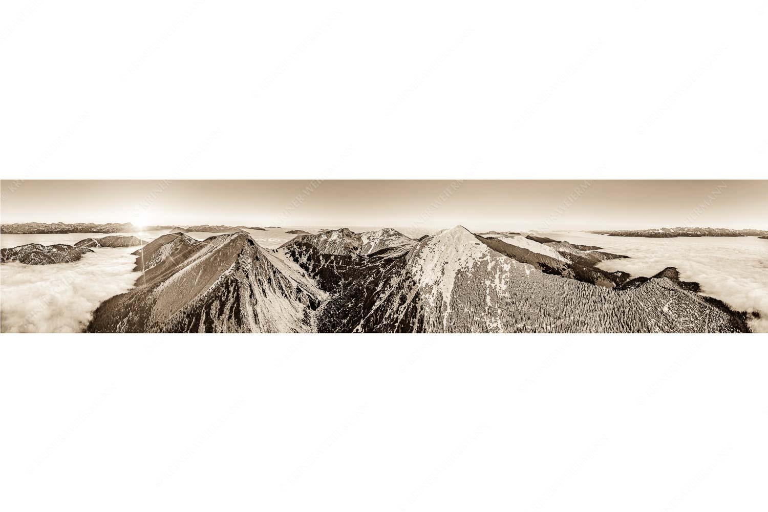 Weit übern Nebel – Seitenverhältnis 5:1 — Estergebirge Panorama mit Wetterstein Blick über Krottenköpfe Simetsberg zur Benediktenwand und zum Sonnenuntergang an der Zugspitze