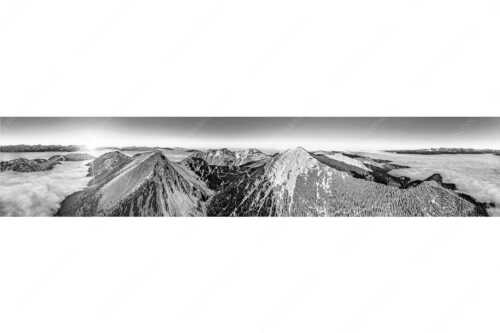 Blick über Krottenköpfe Simetsberg zur Benediktenwand und zum Sonnenuntergang an der Zugspitze - Weit übern Nebel - Seitenverhältnis 5:1 - Estergebirge Panorama mit Wetterstein - weitere Infos unter https://www.kriner-weiermann.de