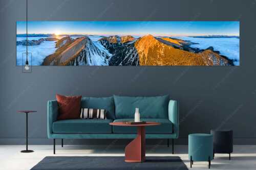 Blick über Krottenköpfe Simetsberg zur Benediktenwand und zum Sonnenuntergang an der Zugspitze - Weit übern Nebel - Größe ca. 350x70cm, Seitenverhältnis 5:1 - Estergebirge Panorama mit Wetterstein - weitere Infos unter https://www.kriner-weiermann.de