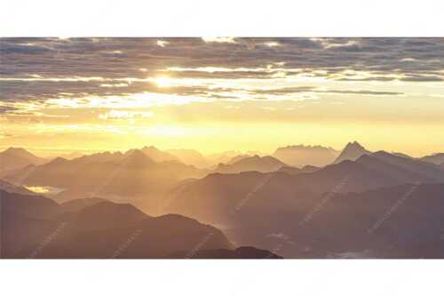 Sonnenaufgang über den Bayerische Voralpen und Karwendel von der Weilheimer Hütte - Weitblick - Seitenverhältnis 2:1 - Traumstimmung über Isar - weitere Infos unter https://www.kriner-weiermann.de