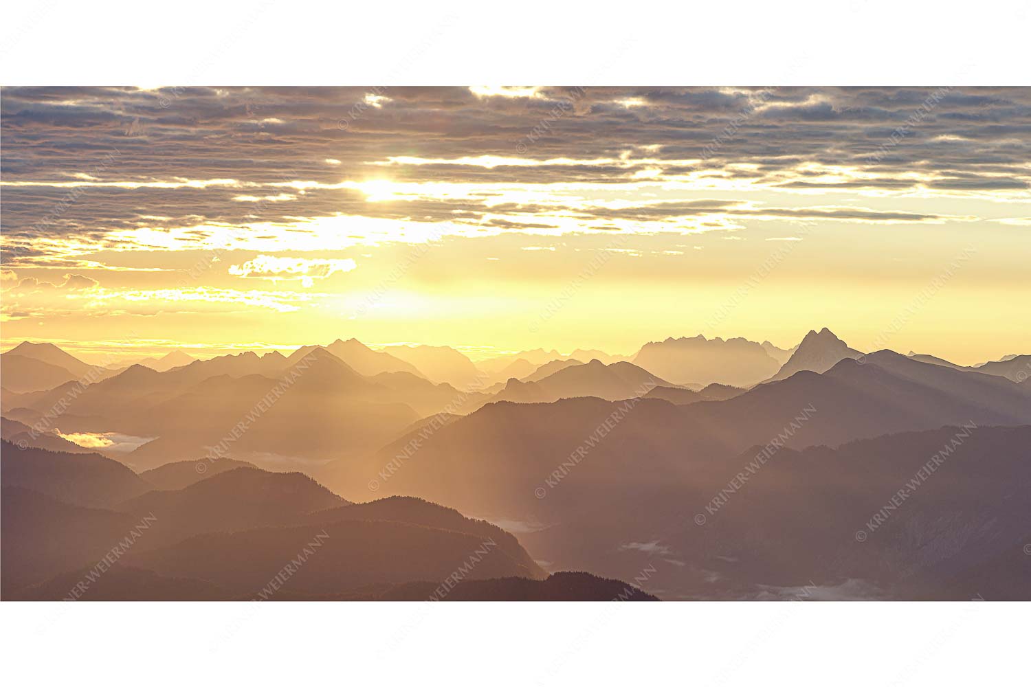 Weitblick – Seitenverhältnis 2:1 — Traumstimmung über Isar Sonnenaufgang über den Bayerische Voralpen und Karwendel von der Weilheimer Hütte