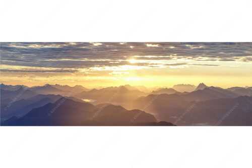 Sonnenaufgang über den Bayerische Voralpen und Karwendel von der Weilheimer Hütte - Weitblick - Seitenverhältnis 3:1 - Traumstimmung über Isar - weitere Infos unter https://www.kriner-weiermann.de