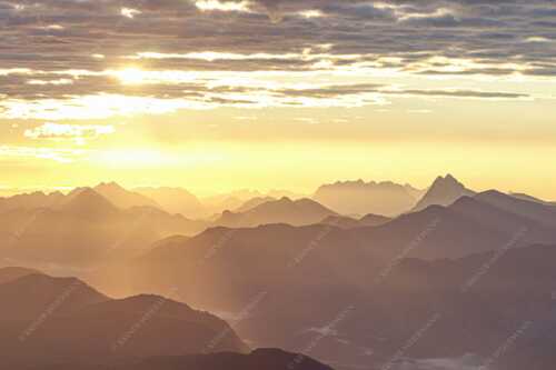 Sonnenaufgang über den Bayerische Voralpen und Karwendel von der Weilheimer Hütte - Weitblick - Seitenverhältnis 3:2 - Traumstimmung über Isar - weitere Infos unter https://www.kriner-weiermann.de