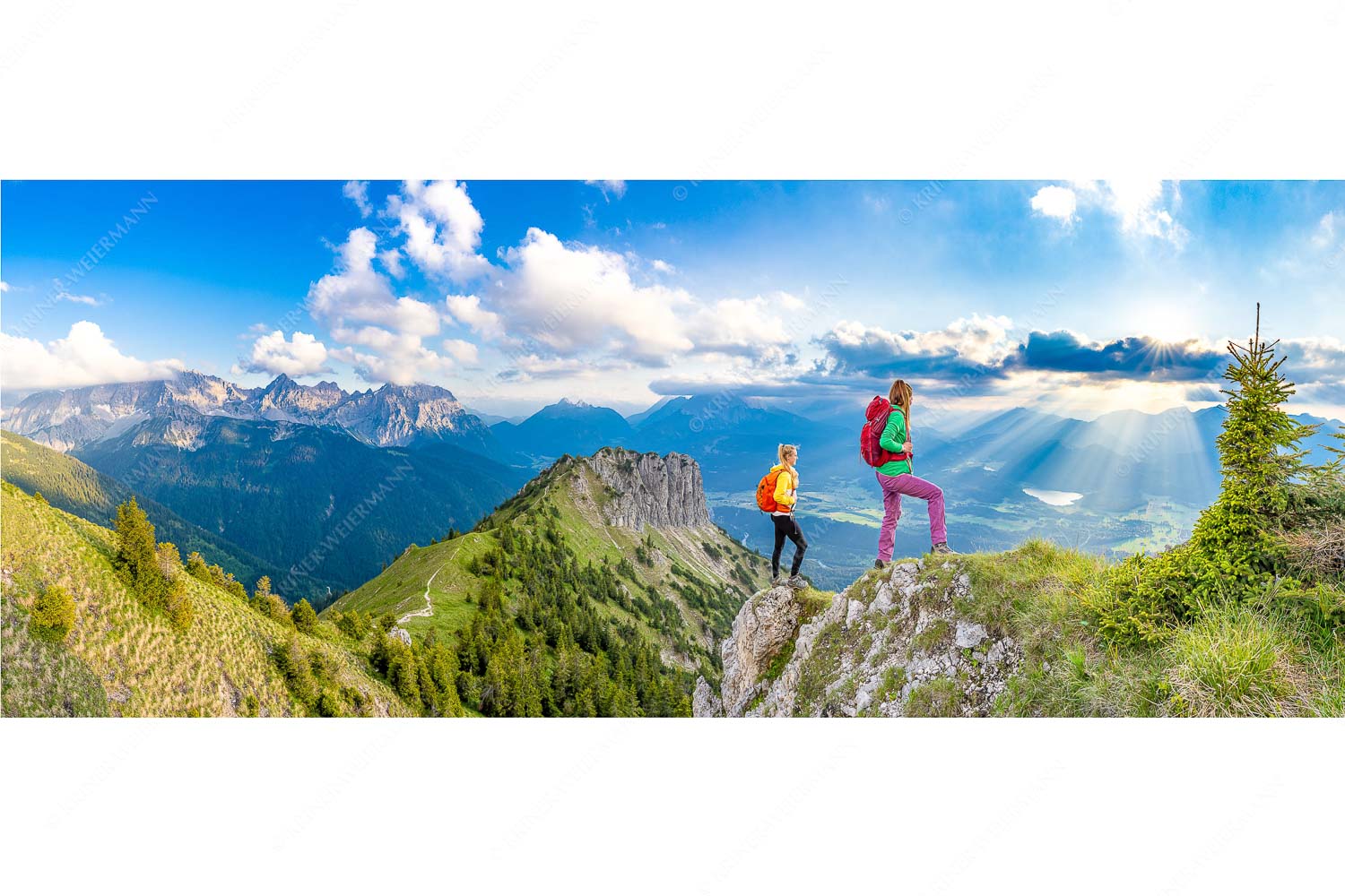 Blick vom Seinskopf über Krün in den Sonnenuntergang - Weitsichtig - Seitenverhältnis 2,5:1 - Bergwanderer am Seinskopf im Soiern - weitere Infos unter https://www.kriner-weiermann.de