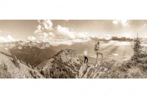 Blick vom Seinskopf über Krün in den Sonnenuntergang - Weitsichtig - Seitenverhältnis 2,5:1 - Bergwanderer am Seinskopf im Soiern - weitere Infos unter https://www.kriner-weiermann.de