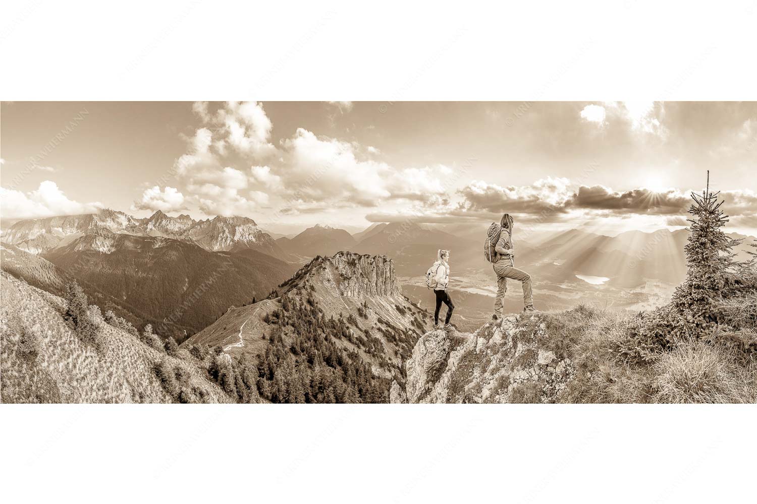 Blick vom Seinskopf über Krün in den Sonnenuntergang - Weitsichtig - Seitenverhältnis 2,5:1 - Bergwanderer am Seinskopf im Soiern - weitere Infos unter https://www.kriner-weiermann.de