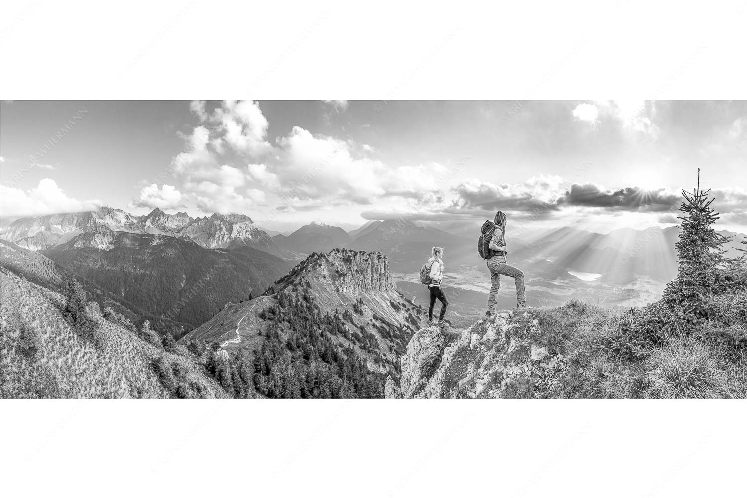 Blick vom Seinskopf über Krün in den Sonnenuntergang - Weitsichtig - Seitenverhältnis 2,5:1 - Bergwanderer am Seinskopf im Soiern - weitere Infos unter https://www.kriner-weiermann.de