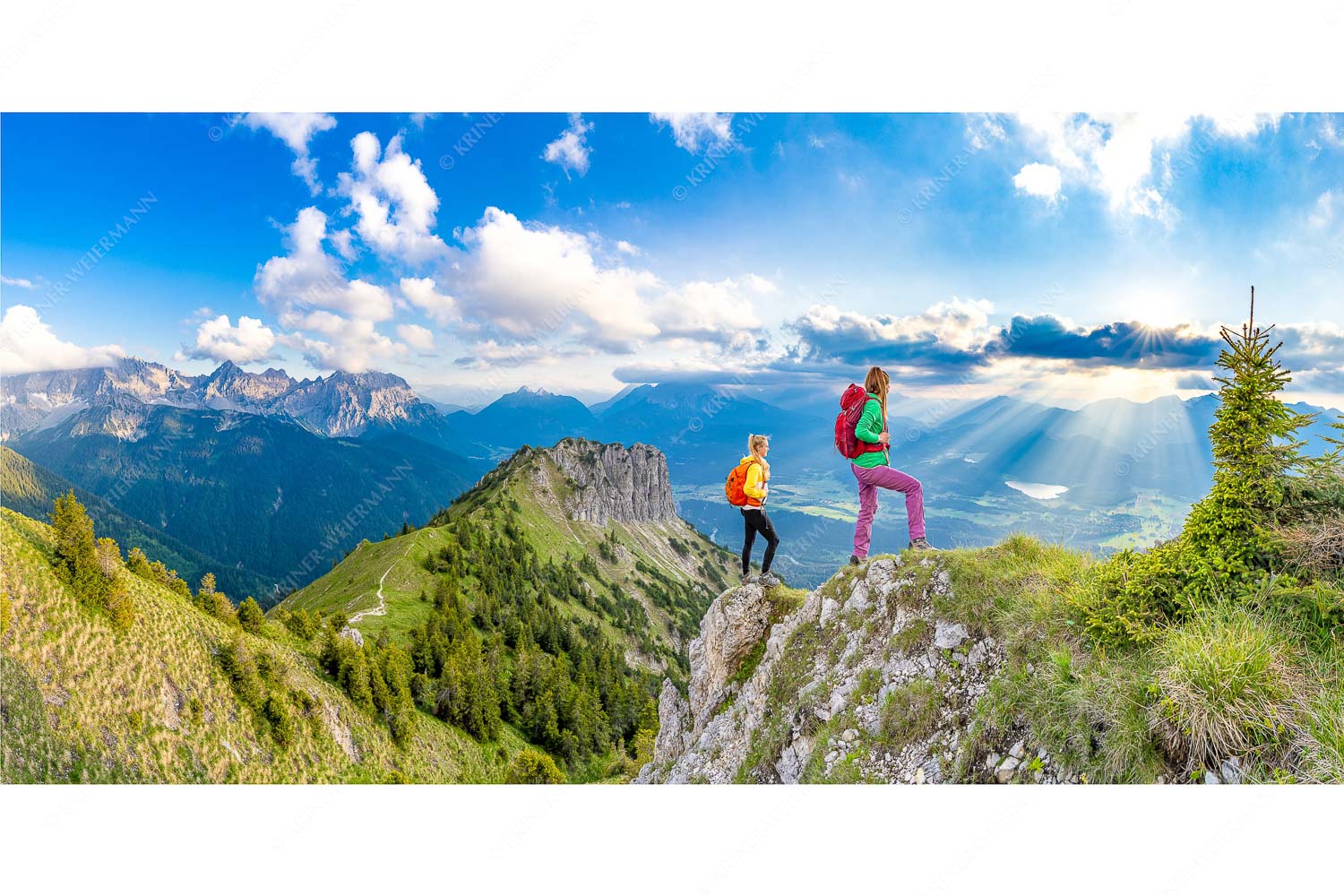 Weitsichtig – Seitenverhältnis 2:1 — Bergwanderer am Seinskopf im Soiern Blick vom Seinskopf über Krün in den Sonnenuntergang