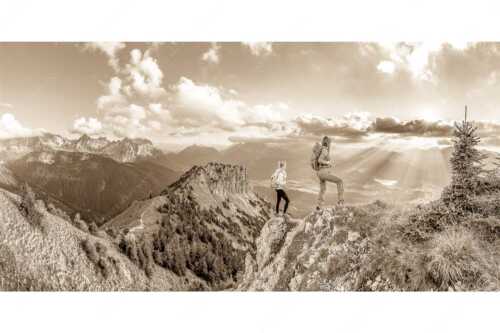Blick vom Seinskopf über Krün in den Sonnenuntergang - Weitsichtig - Seitenverhältnis 2:1 - Bergwanderer am Seinskopf im Soiern - weitere Infos unter https://www.kriner-weiermann.de