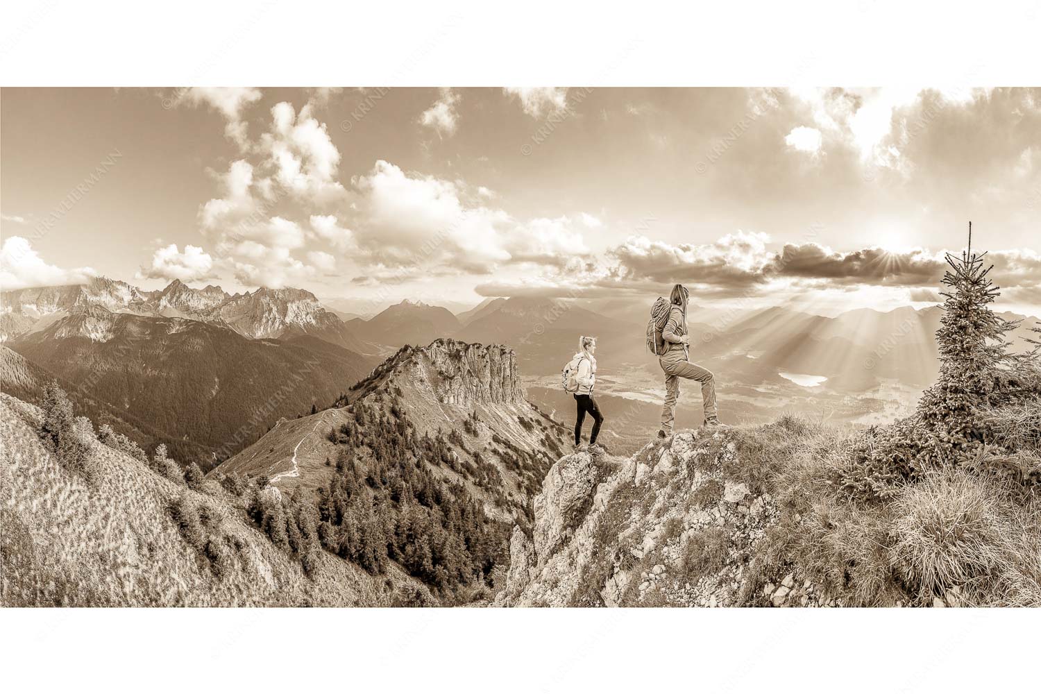 Weitsichtig – Seitenverhältnis 2:1 — Bergwanderer am Seinskopf im Soiern Blick vom Seinskopf über Krün in den Sonnenuntergang