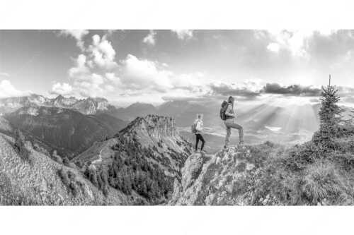 Blick vom Seinskopf über Krün in den Sonnenuntergang - Weitsichtig - Seitenverhältnis 2:1 - Bergwanderer am Seinskopf im Soiern - weitere Infos unter https://www.kriner-weiermann.de