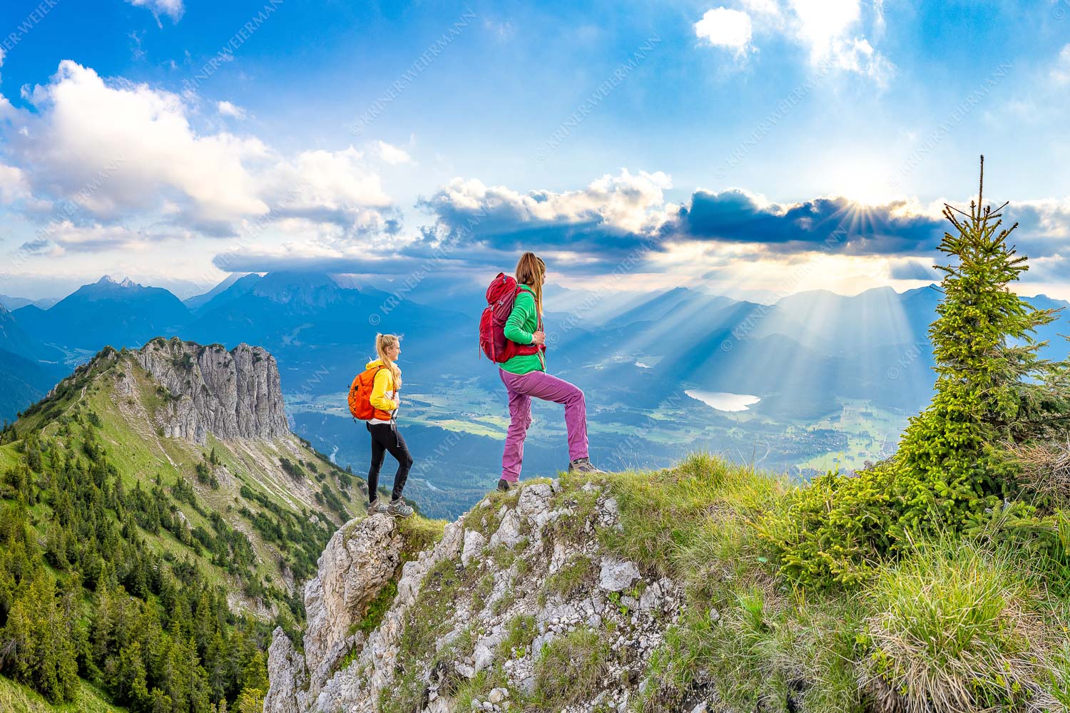 Weitsichtig – Seitenverhältnis 3:2 — Bergwanderer am Seinskopf im Soiern Blick vom Seinskopf über Krün in den Sonnenuntergang